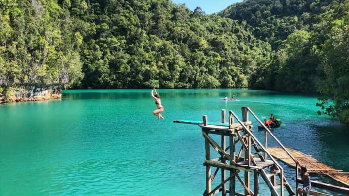 "a traveler jumps happily in the Lagoon"